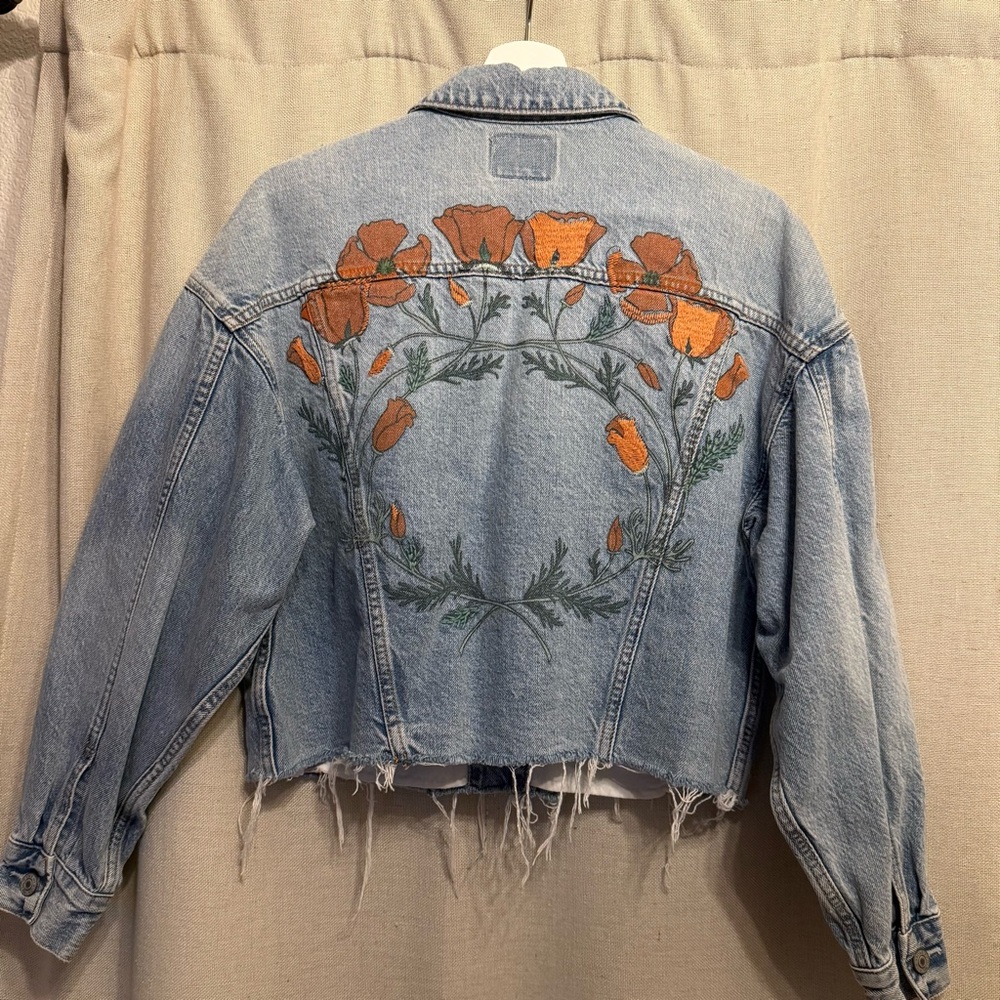 AE CROPPED DENIM JACKET W/ POPPIES ON BACK